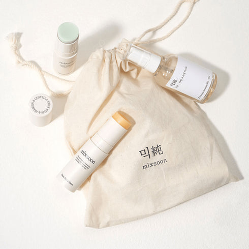 Bean Stick Balm -Revitalizează-ți rutina de îngrijire a pielii cu mixsoon Bean Bean Stick Balm. Ideal pentru hidratarea din mers, acest "Minimalist Beauty Essential" este infuzat cu extract natural de fasole pentru o hrănire profundă. Perfect pentru toate tipurile de piele, este un "Erou al hidratării" care asigură o "Aplicare fără efort" pentru un "Ten neted și moale".